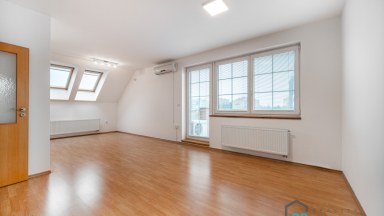 Prodej podkrovního bytu 4+kk a dvě garážová stání v Olomouci