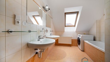 Prodej podkrovního bytu 4+kk a dvě garážová stání v Olomouci