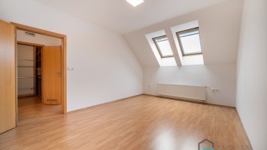 Prodej podkrovního bytu 4+kk a dvě garážová stání v Olomouci